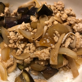 なすと鶏ひき肉のそぼろ丼(和風ガパオライス)